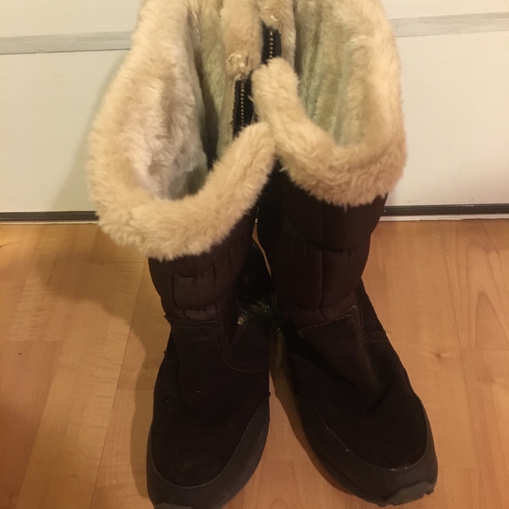Zip up Brown winter boots (furry inside)